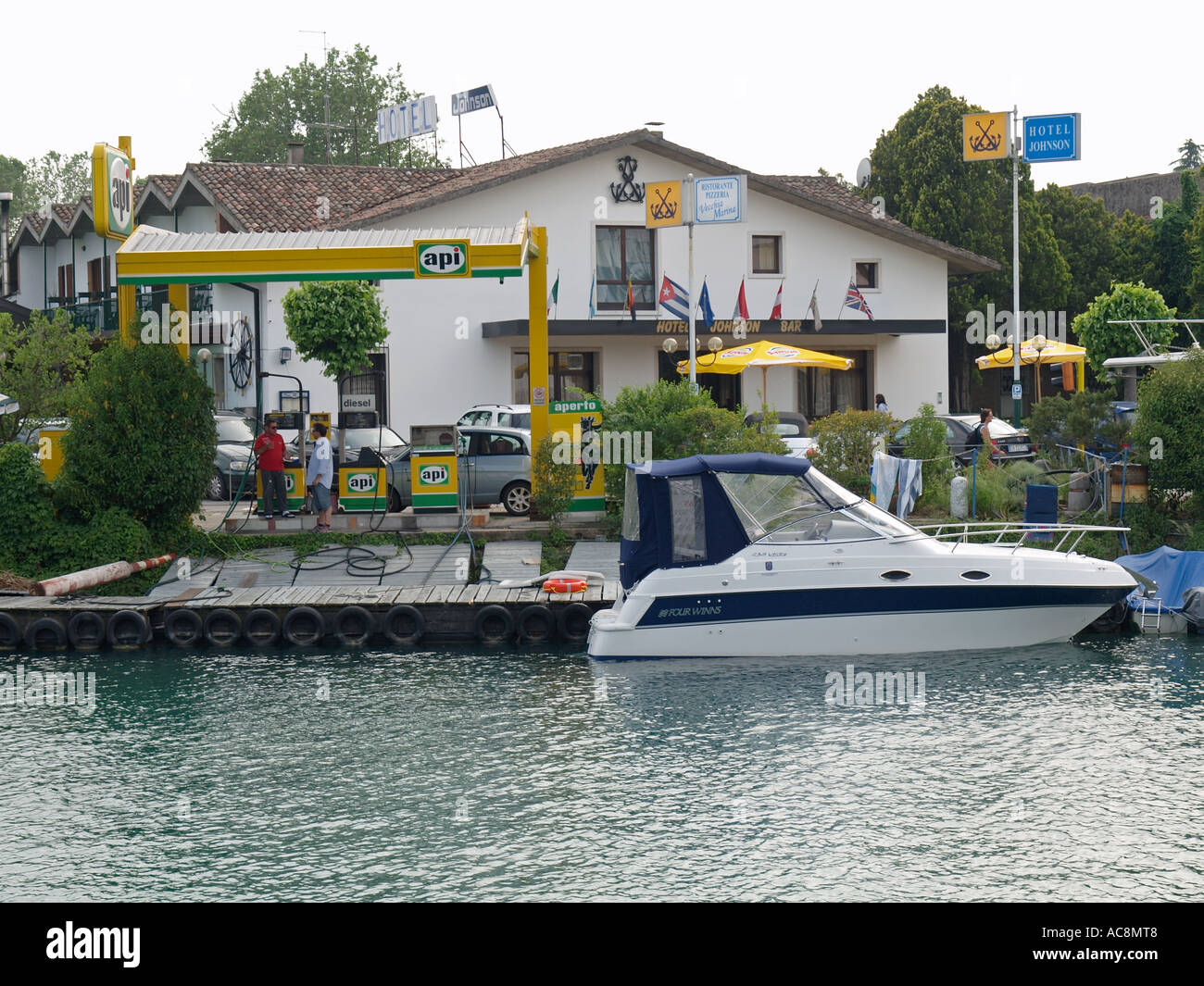 API di carburante Benzina Diesel stazione di riempimento per barche di Peschiera del Garda sul lago di Garda Italia Foto Stock