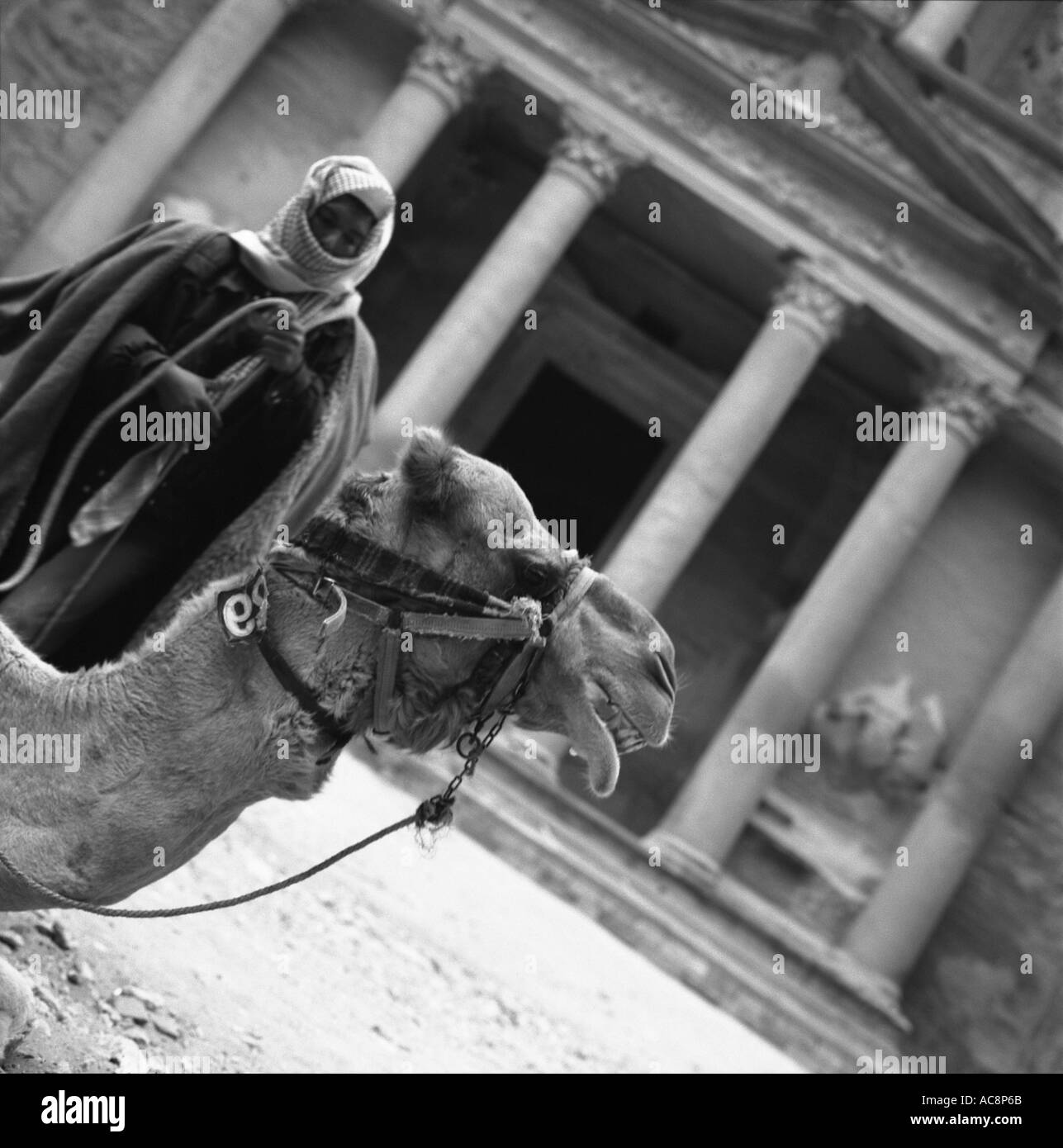 Sorrisi locale due locali mi invitano a esplorare i loro paesi heritage Petra Giordania Foto Stock