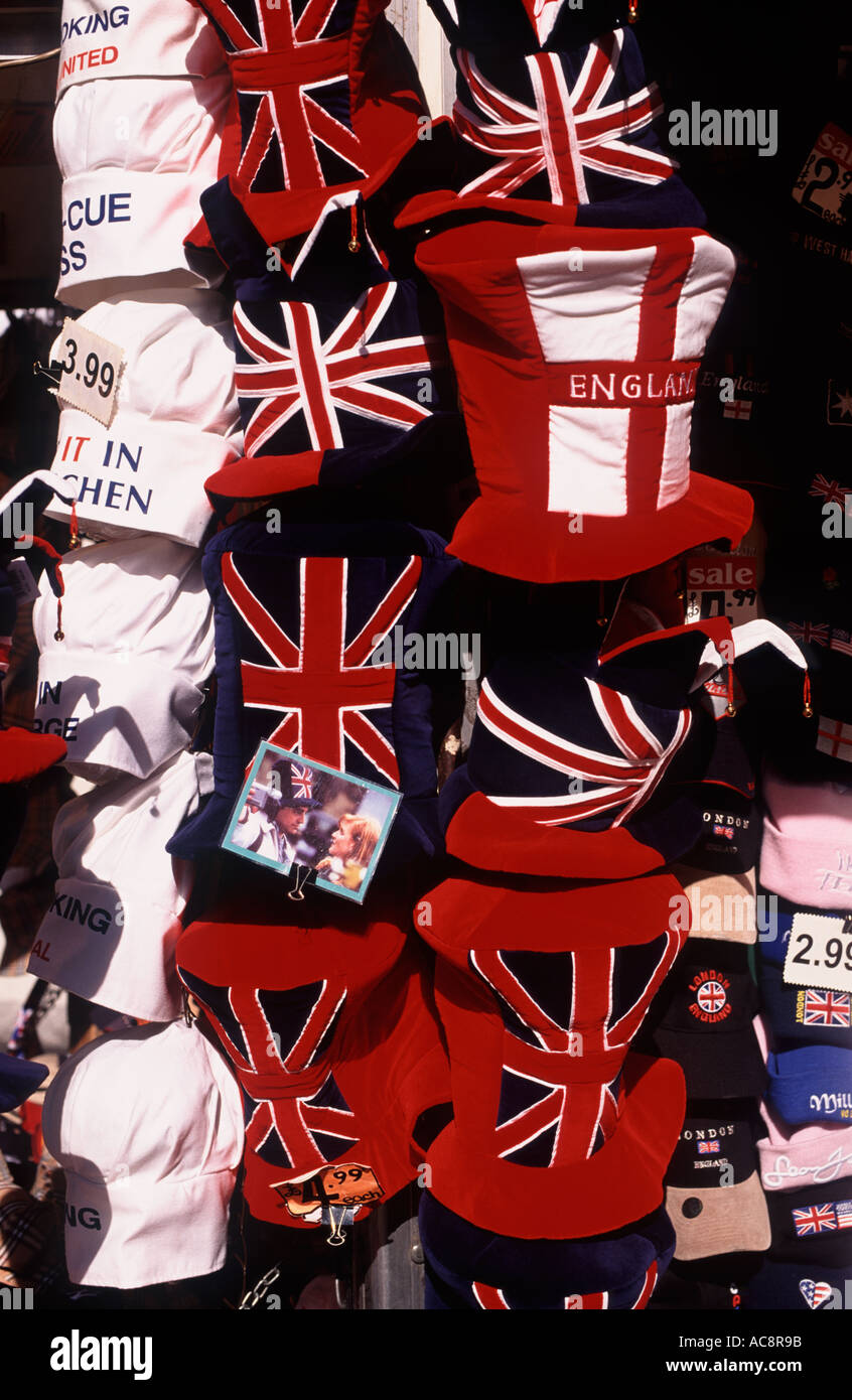 Union Jack e Inghilterra top cappelli e berretti ed altre attrazioni turistiche e abbigliamento da calcio in vendita su Oxford Street, Londra, Inghilterra Foto Stock