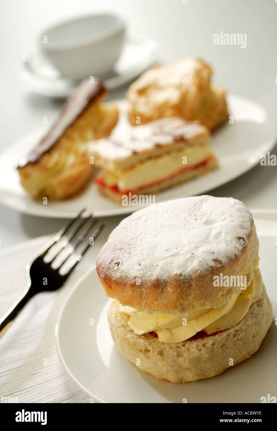 Fresche fatte a mano delle torte di panna servita su bianco stoviglie con tazza e piattino Foto Stock