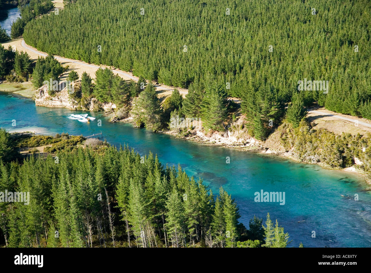Fiume Waikato Rapids Jet e foreste di pini vicino a Taupo Isola del nord della Nuova Zelanda antenna Foto Stock