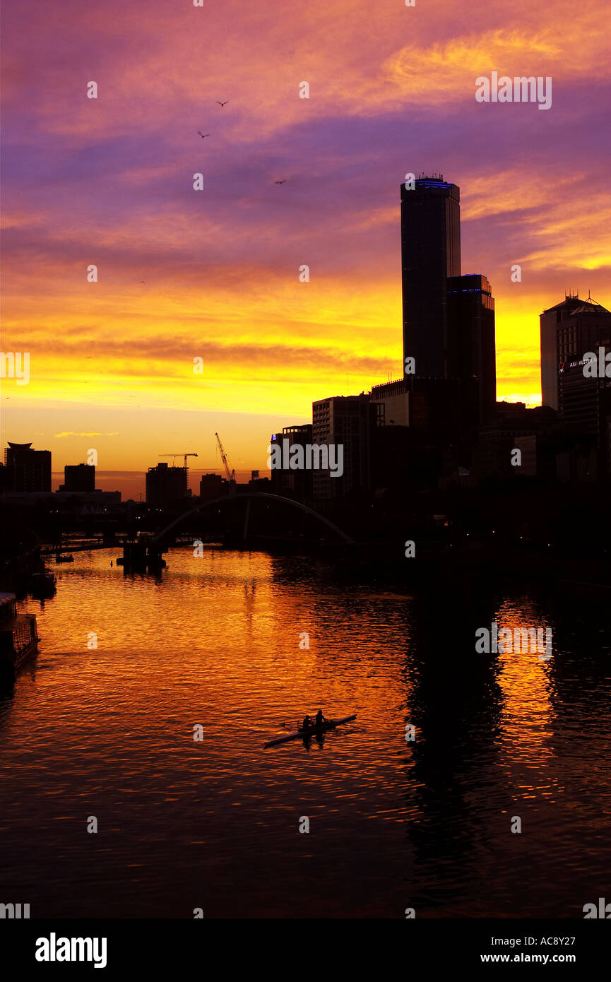 Sunset Rialto Towers e il fiume Yarra Melbourne Victoria Australia Foto Stock