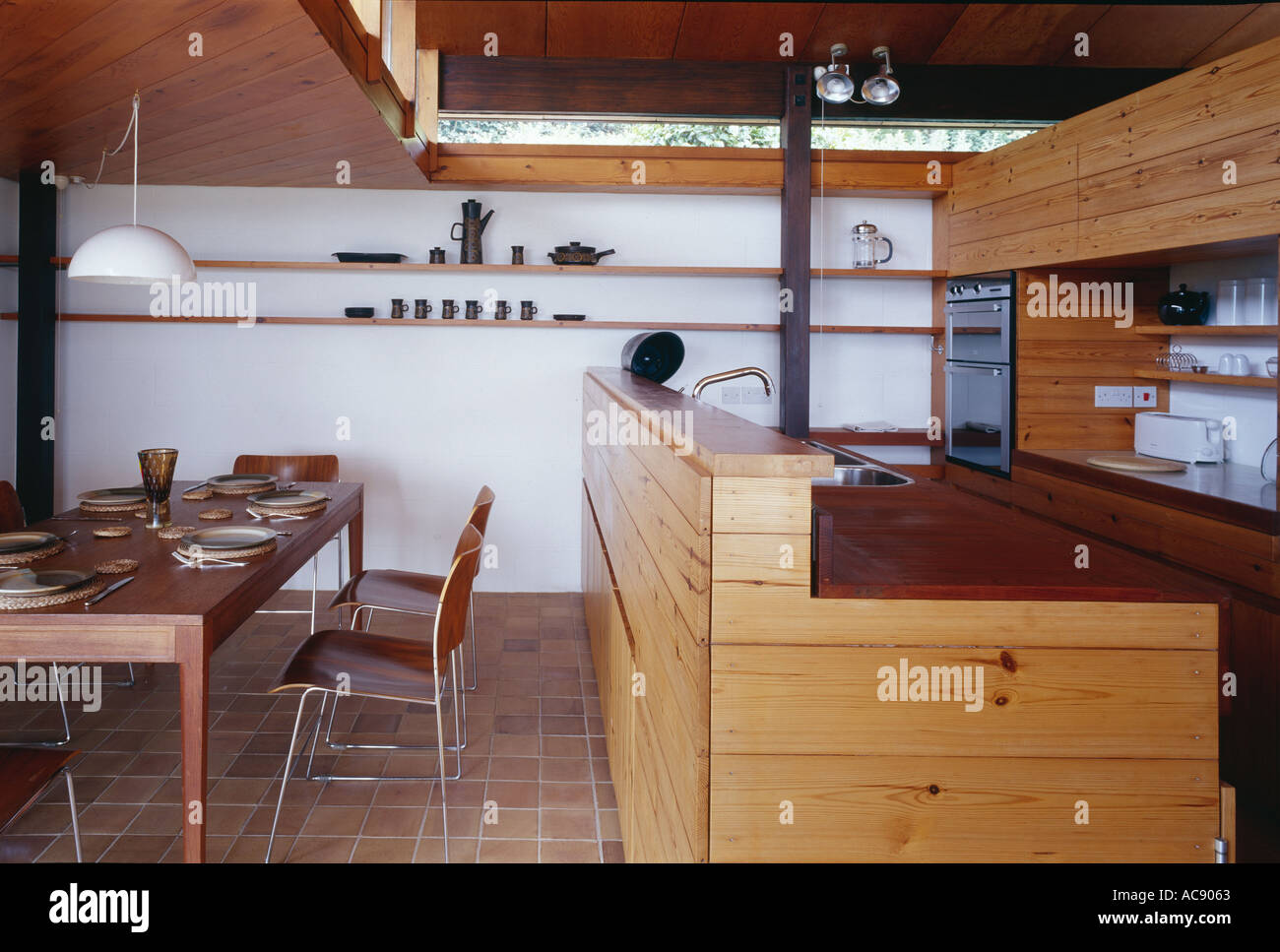 Radlett House, Goodleigh vicino a Barnstaple, Devon. Elencati. Cucina e sala da pranzo. Architetto: Aldington e Craig Foto Stock