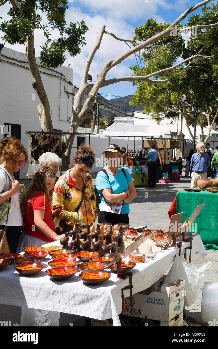Dh Craft Market Haria Lanzarote turisti in ceramica artigianale di stallo del mercato persone donna vacanze acquisto di souvenir Foto Stock