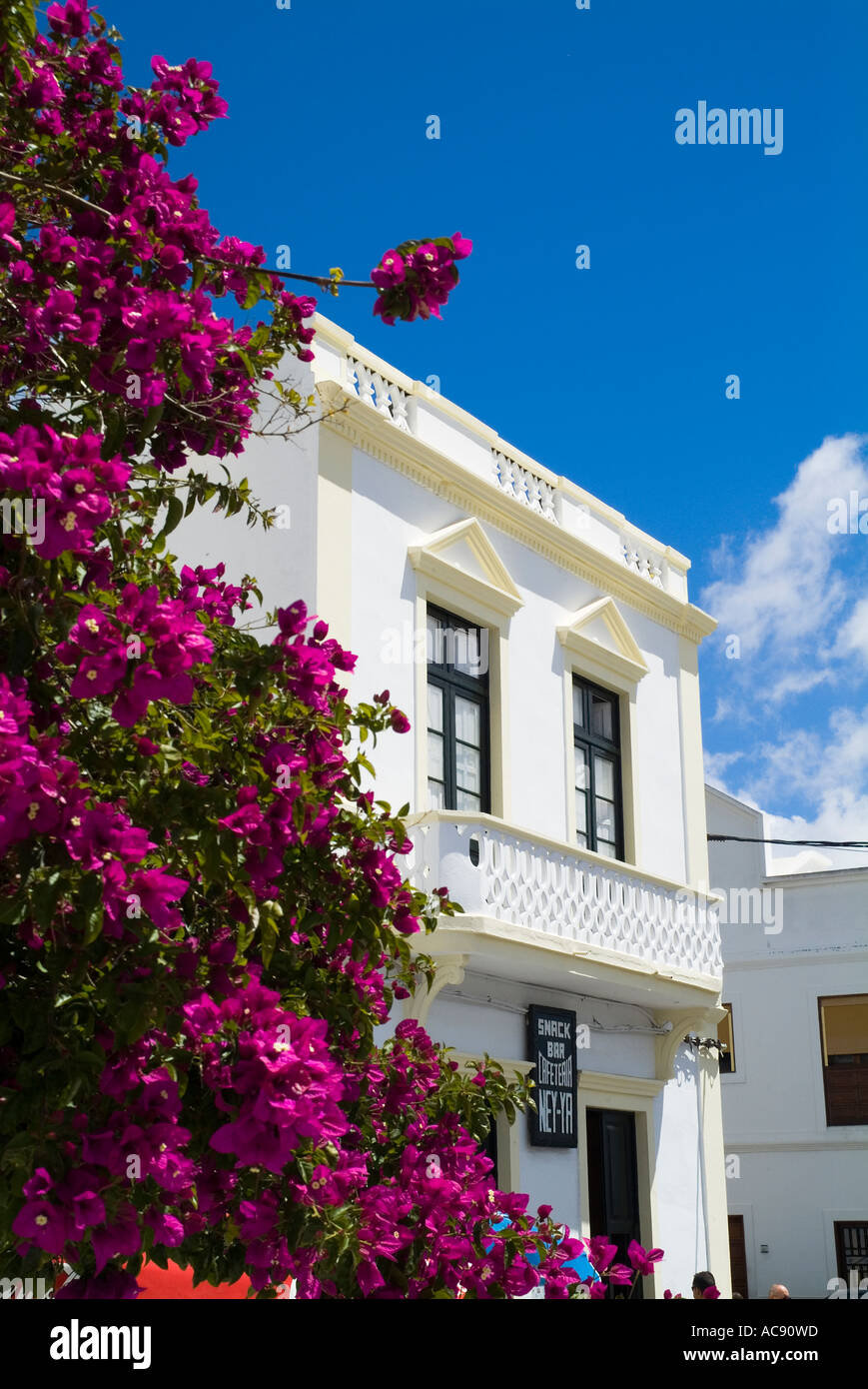Dh Plaza de la Constitucion Haria Lanzarote Village main street village square house Foto Stock