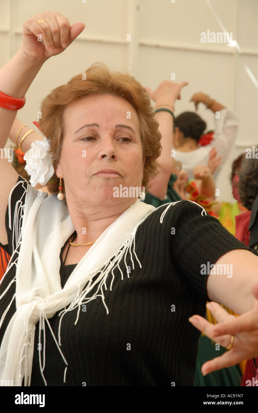 Donna di mezza età in abito tradizionale ballo flamenco sul Signore giorno a Vejer feria, Andalusia, Spagna Foto Stock