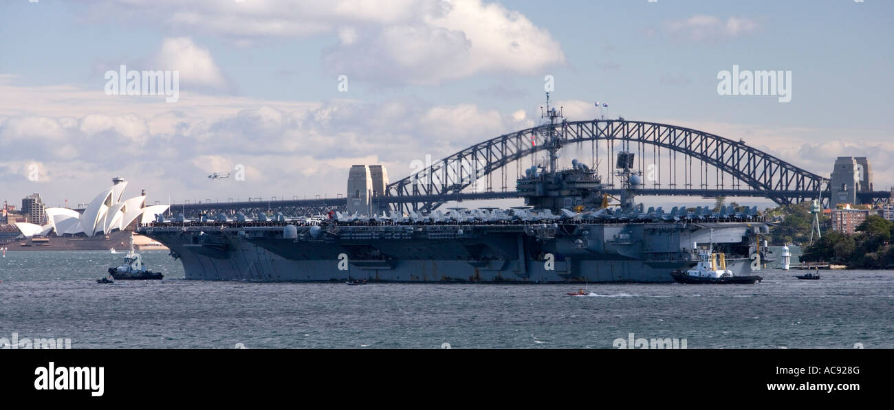 L'Opera House e Harbour Bridge con la American portaerei USS Kitty Hawk in visita a Sydney il 5 Luglio 2007 Foto Stock