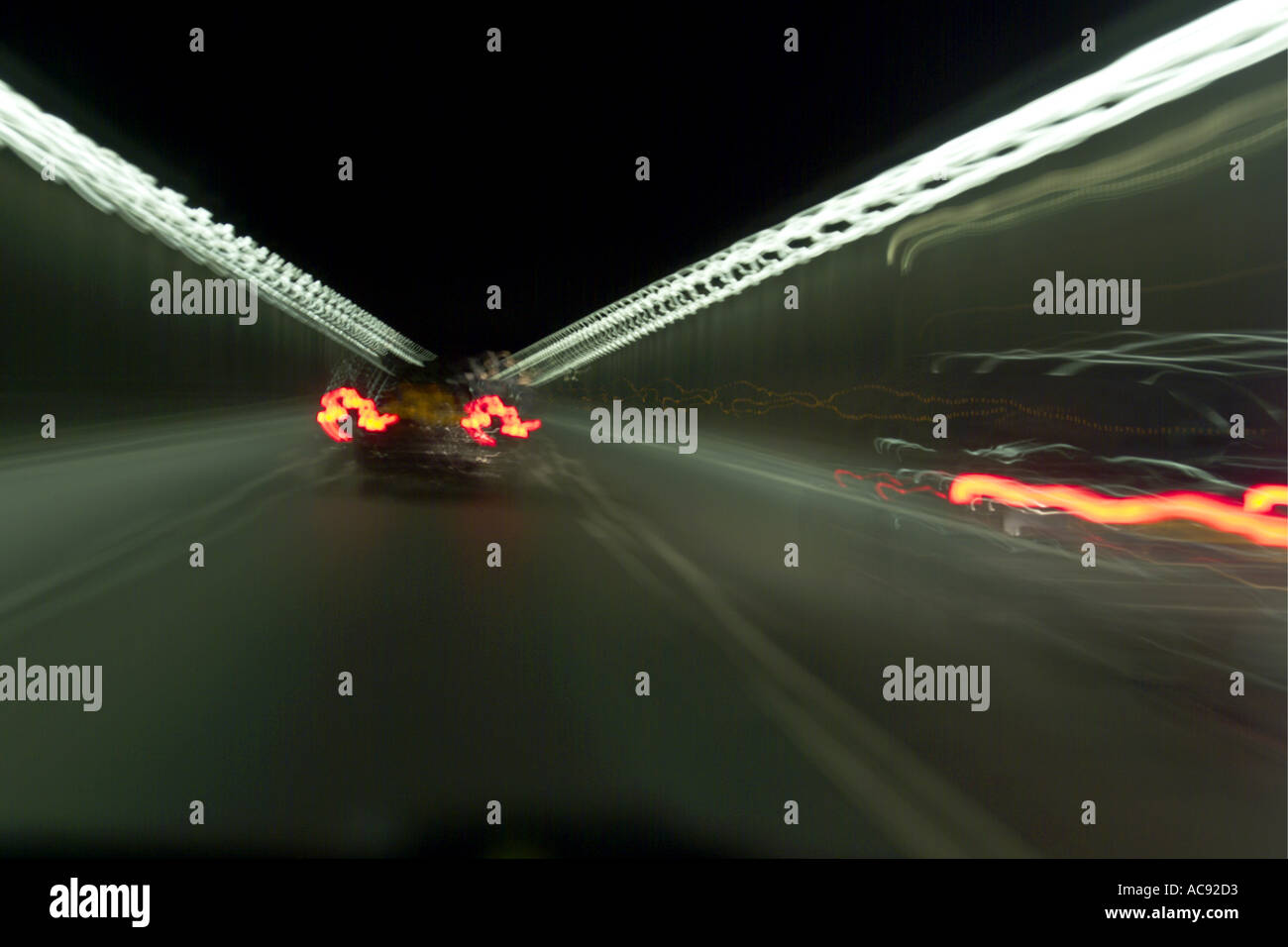 Cars driving all'interno di un tunnel Foto Stock