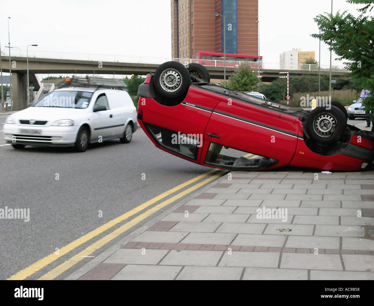 Red car auto automobile crash incidente gli occupanti di Londra nelle vicinanze illeso Foto Stock