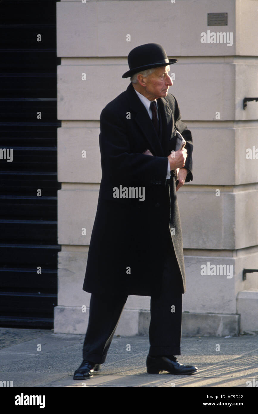 City gent in cappello bowler Belgravia Londra UK con giornale sotto il suo  braccio. HOMER SYKES anni '80 Foto stock - Alamy