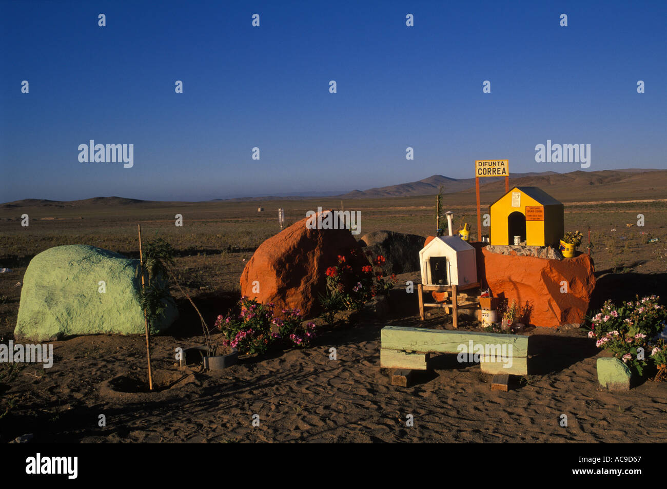 Deserto di Atacama Cile. Il defunto Correa (in spagnolo la Difunta Correa) è una figura leggendaria semi-pagana nella religione popolare Foto Stock