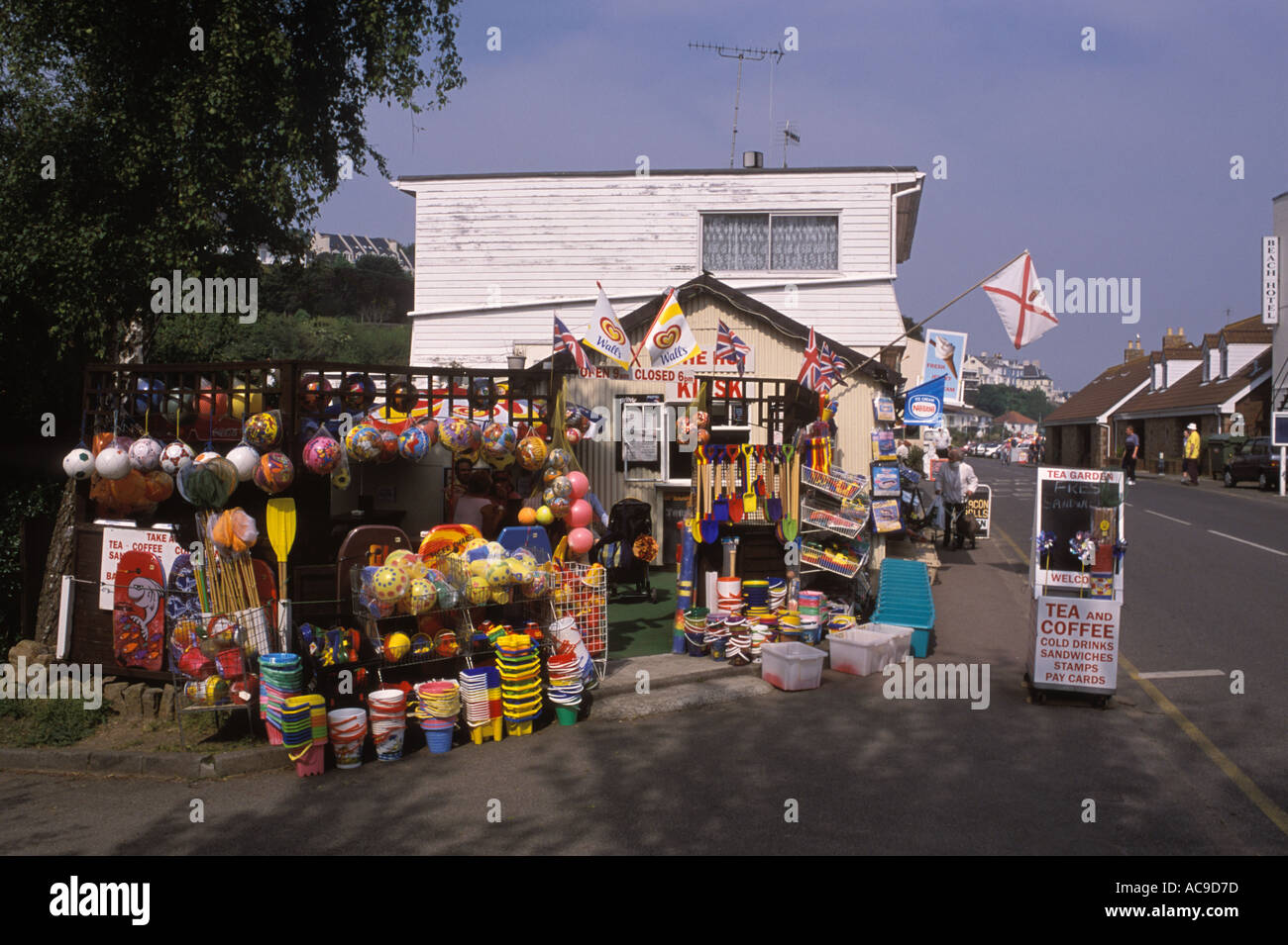 Gorey Jersey le Isole del canale. Un ben rifornito secchio e negozio turistico di vanga anni 2000 HOMER SYKES Foto Stock