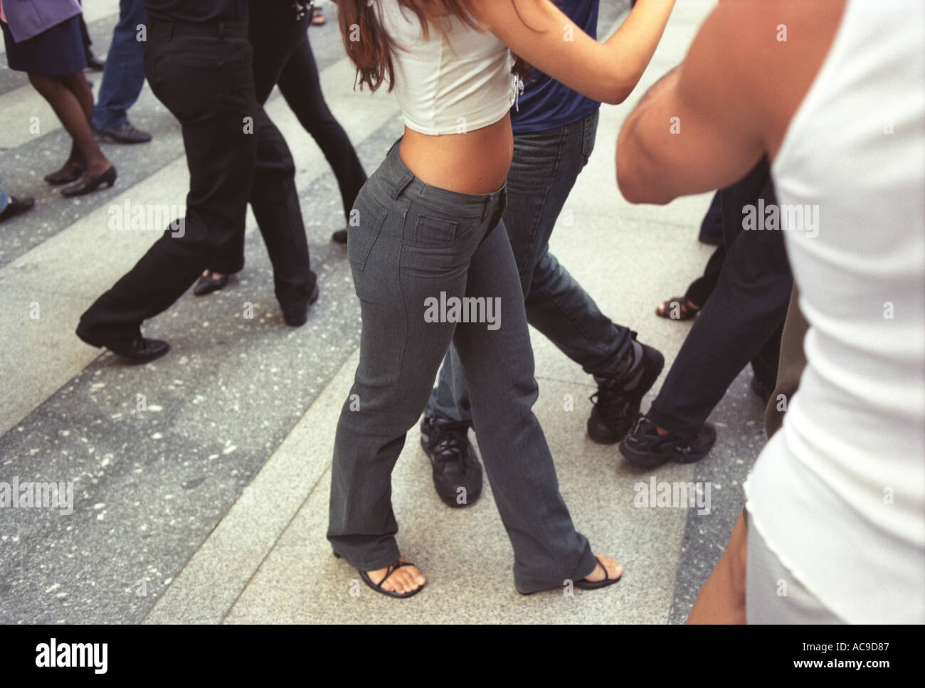 Lezione di danza del Tango dopo il lavoro nella strada in basso Buenos Aires Argentina Sud America BsAs 2000 s 2002 HOMER SYKES Foto Stock