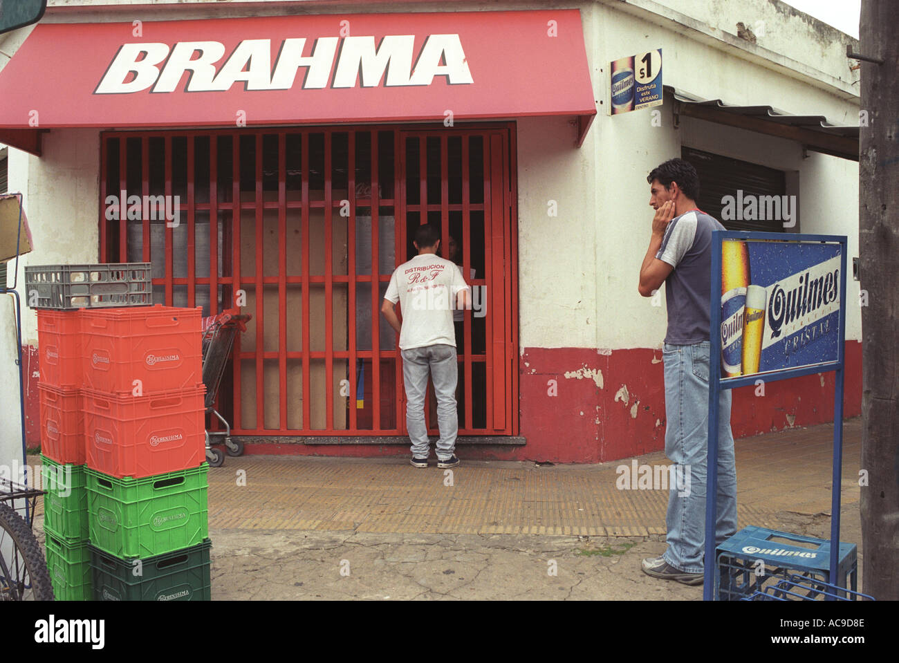 Brahma, negozio di birra all'angolo, negozio di alimentari. Griglie di sicurezza in metallo. Buenos Aires Argentina Sud America anni '2002 2000 HOMER SYKES Foto Stock