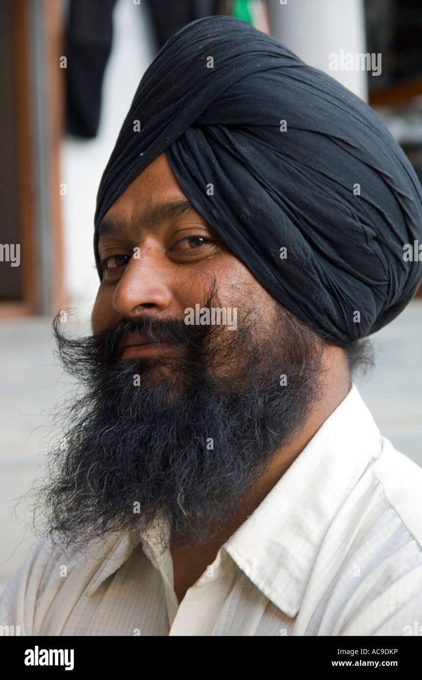 India Himachal Pradesh Spiti Kaza ritratto di un elegante uomo sikh con il turbante nero Barba e baffi Foto Stock