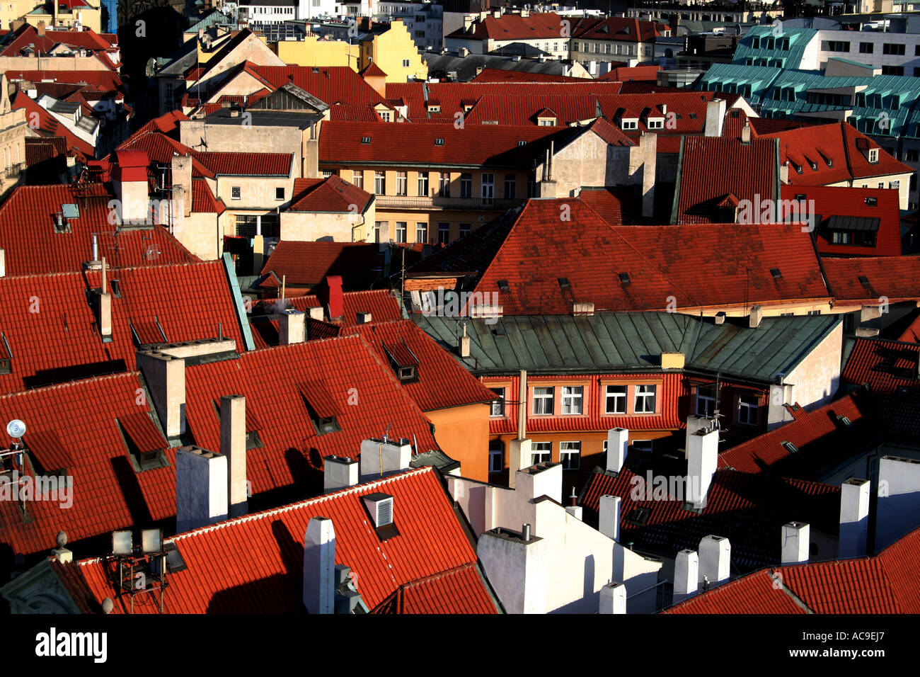 Vista aerea dei tetti rossi di Praga, che mostrano l'architettura storica e il paesaggio urbano della città. Foto Stock