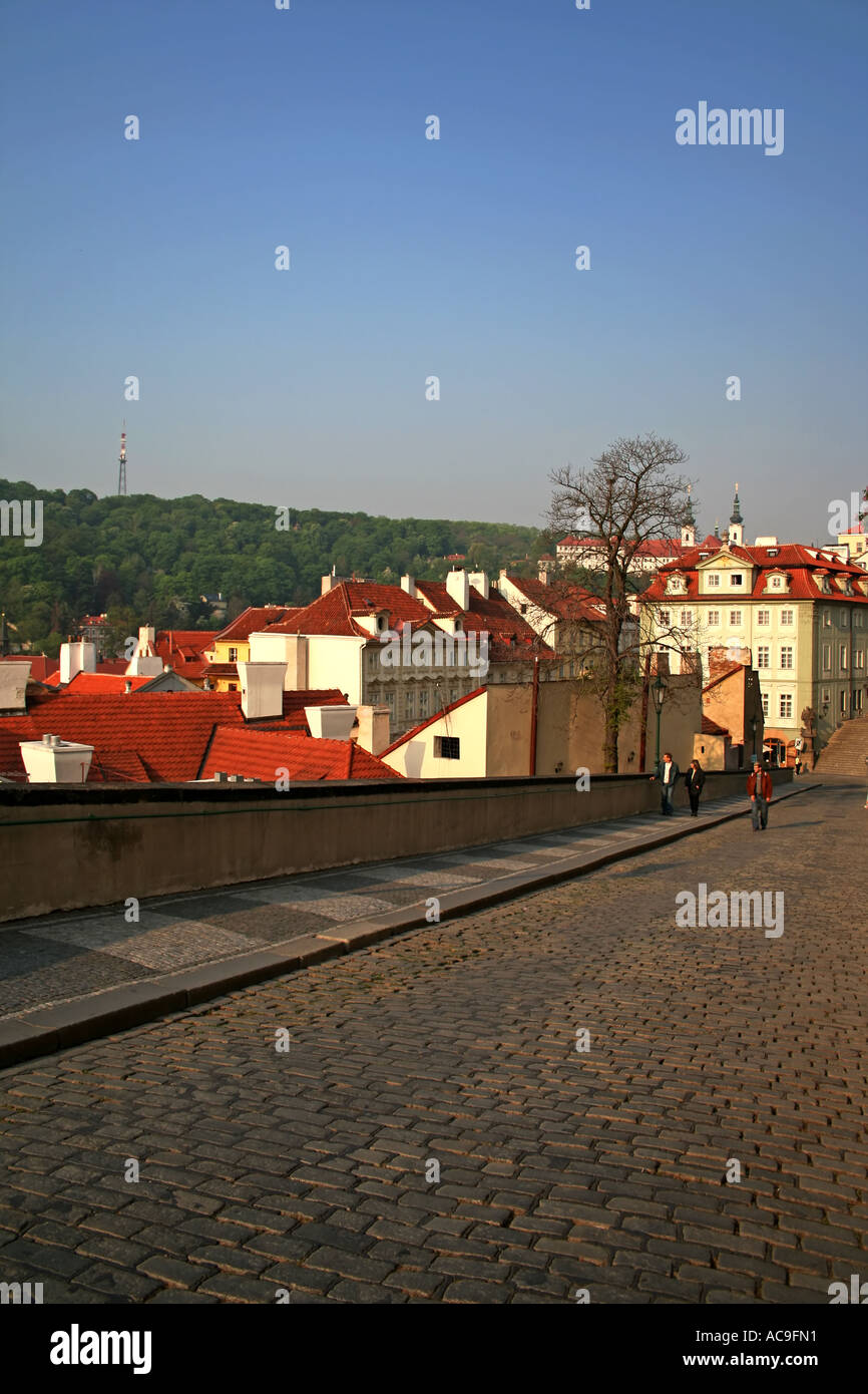 Strada che conduce (KE Hradu Street) al Castello di Praga la mattina presto. Foto Stock