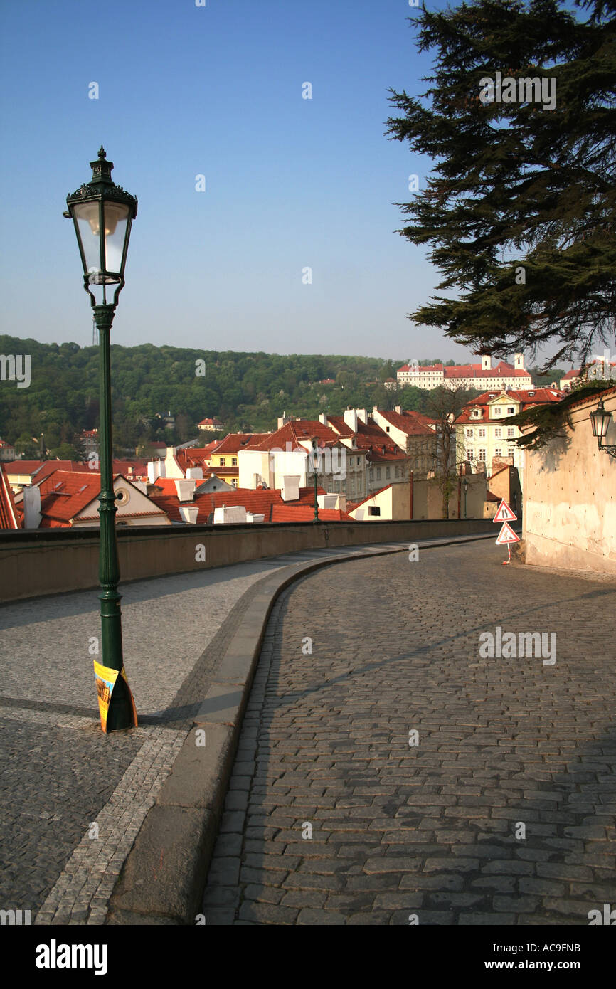 Strada che conduce (KE Hradu Street) al Castello di Praga la mattina presto, con pavimentazione in ciottoli e lampione. Foto Stock