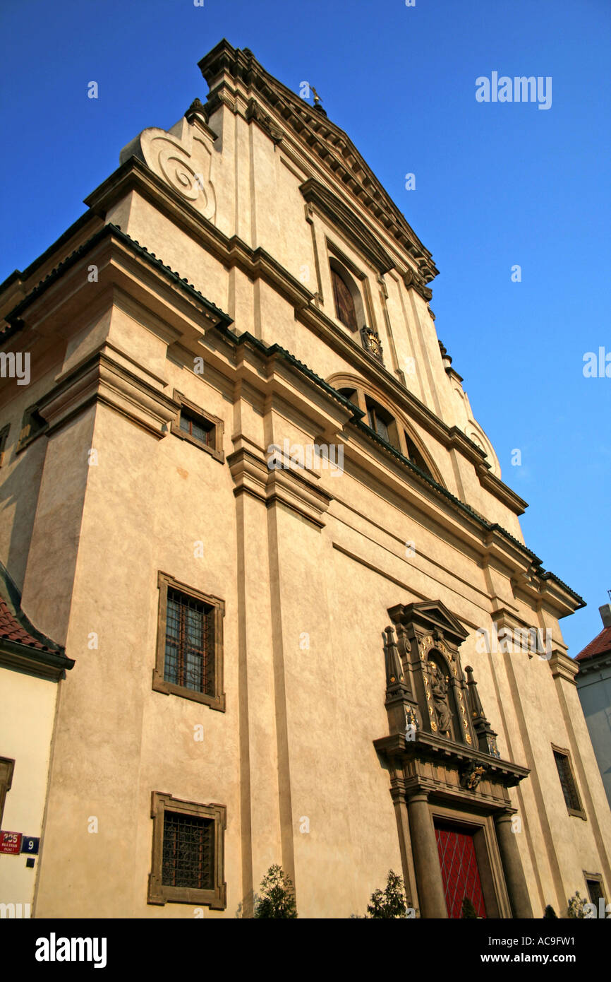 Kostel Panny Marie Vitezne a Mala strana, Praga, che mostra la sua impressionante architettura barocca contro un cielo azzurro. Foto Stock