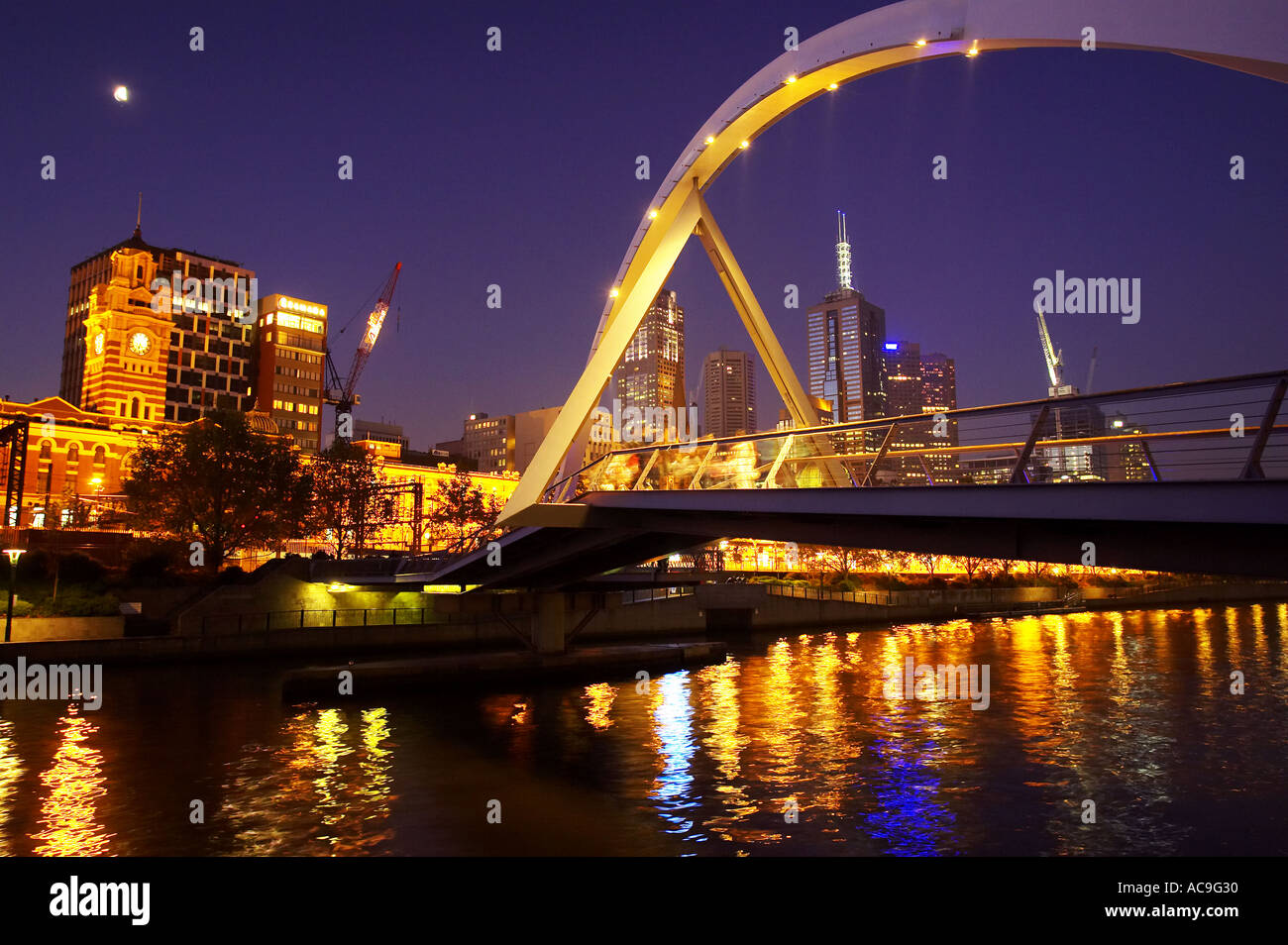 Il Footbridge e fiume Yara Melbourne Victoria Australia Foto Stock