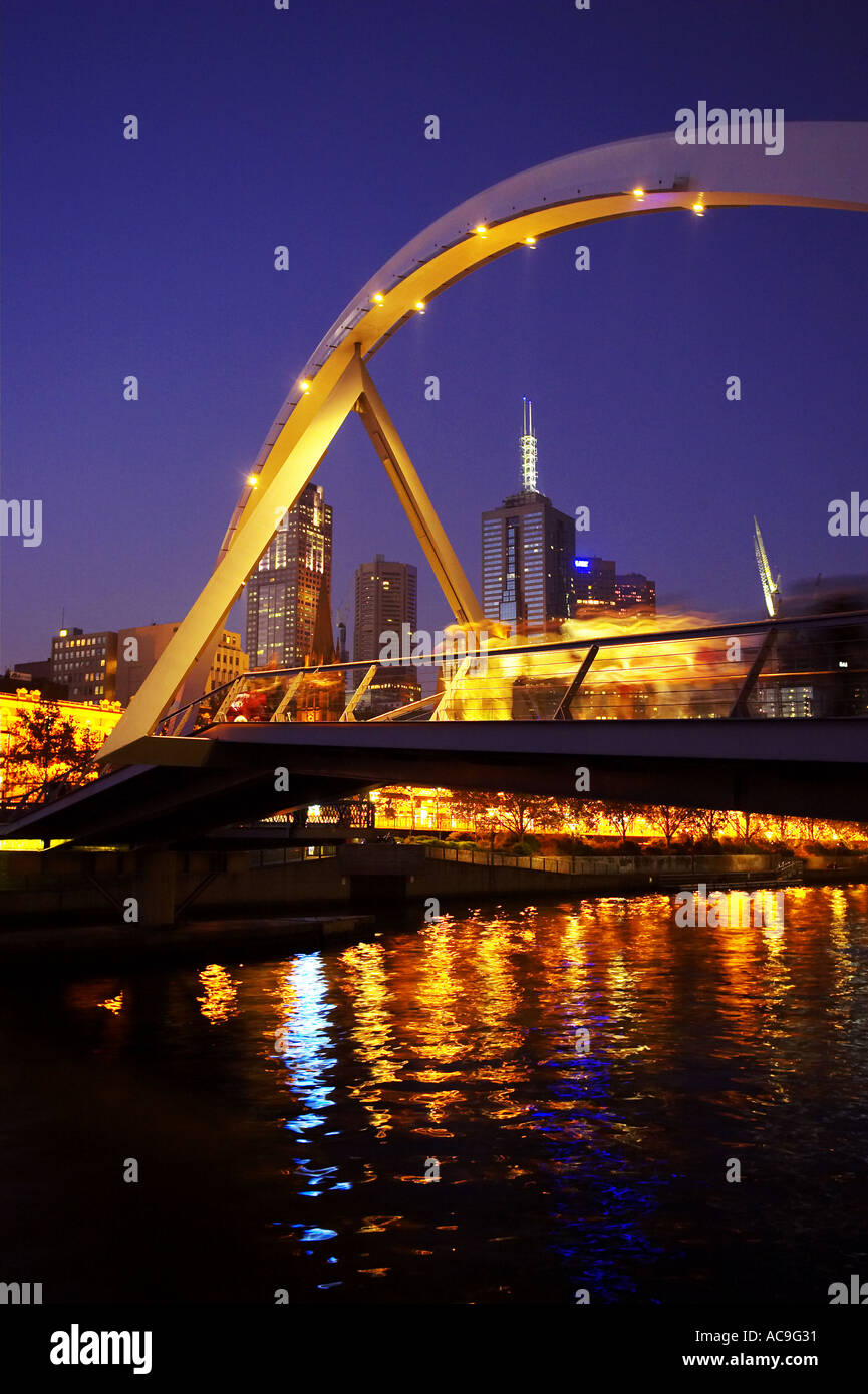 Il Footbridge e fiume Yara Melbourne Victoria Australia Foto Stock