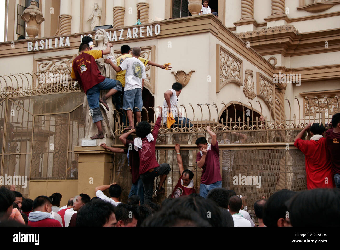 La folla alla porta della Chiesa del Nazareno nero, Quiapo, Manila, Filippine Foto Stock