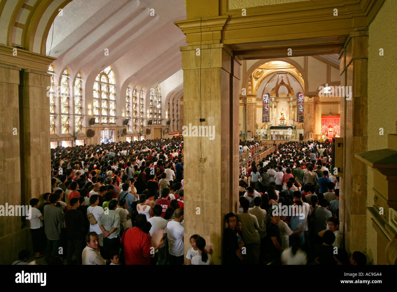 Interno della Chiesa del Nazareno nero Quiapo Manila Foto Stock