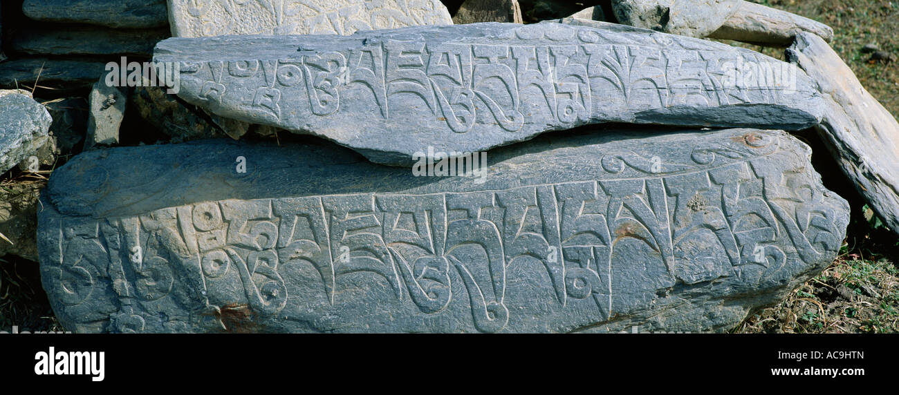 Mani pietre trovata tra Muktinath e inferiore Kagbeni Mustang Nepal Novembre 2004 Foto Stock