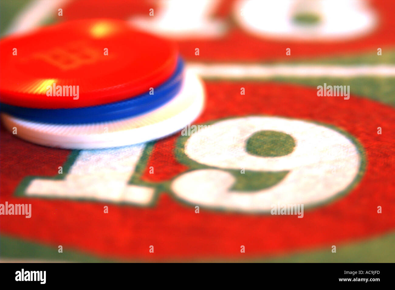 Scommettere sul numero diciannove del tavolo della roulette Foto Stock