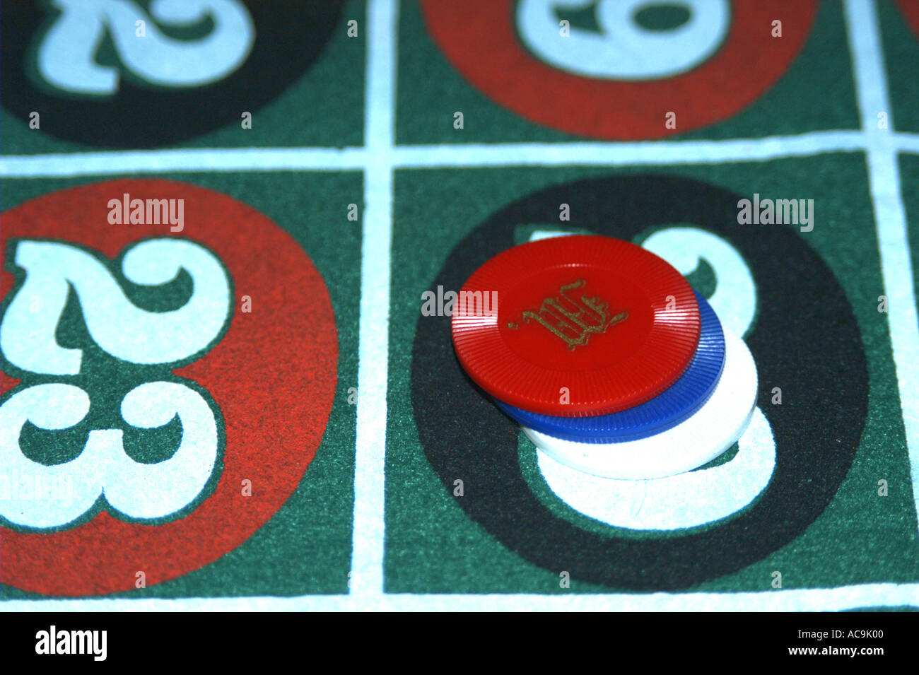 Puntata piazzata sul numero trenta sul tavolo della roulette Foto Stock