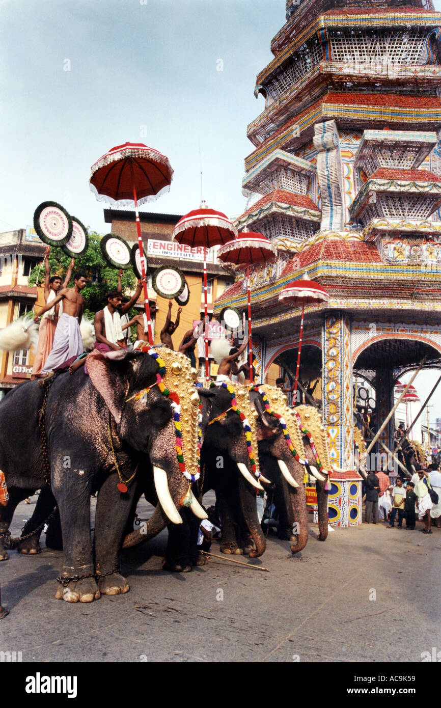 Decorate gli elefanti al di fuori di un tempio in India Foto Stock