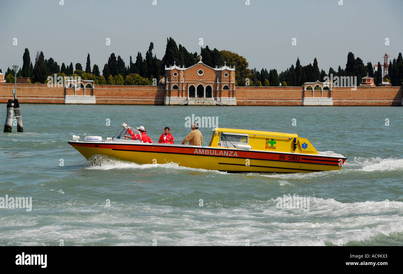 Barca ambulanza e il cimitero Isola S Michele Venezia Italia Foto Stock