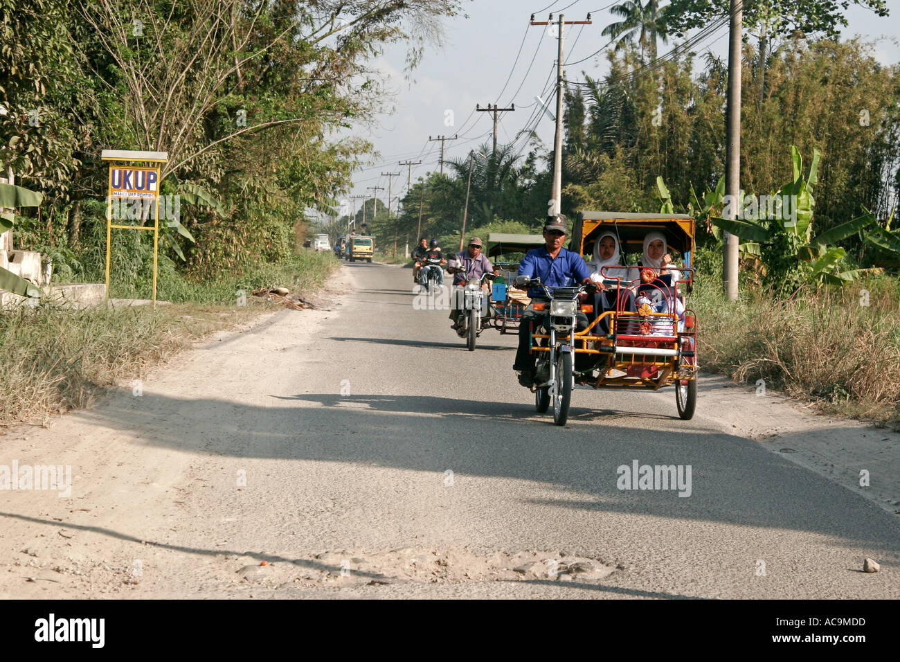 Motociclo taxi sulla strada rurale a Medan, Sumatra, Indonesia Foto Stock
