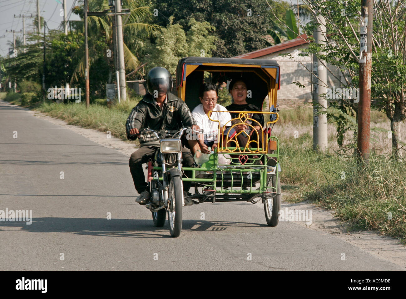 Motociclo taxi sulla strada rurale a Medan Sumatra Indonesia Foto Stock