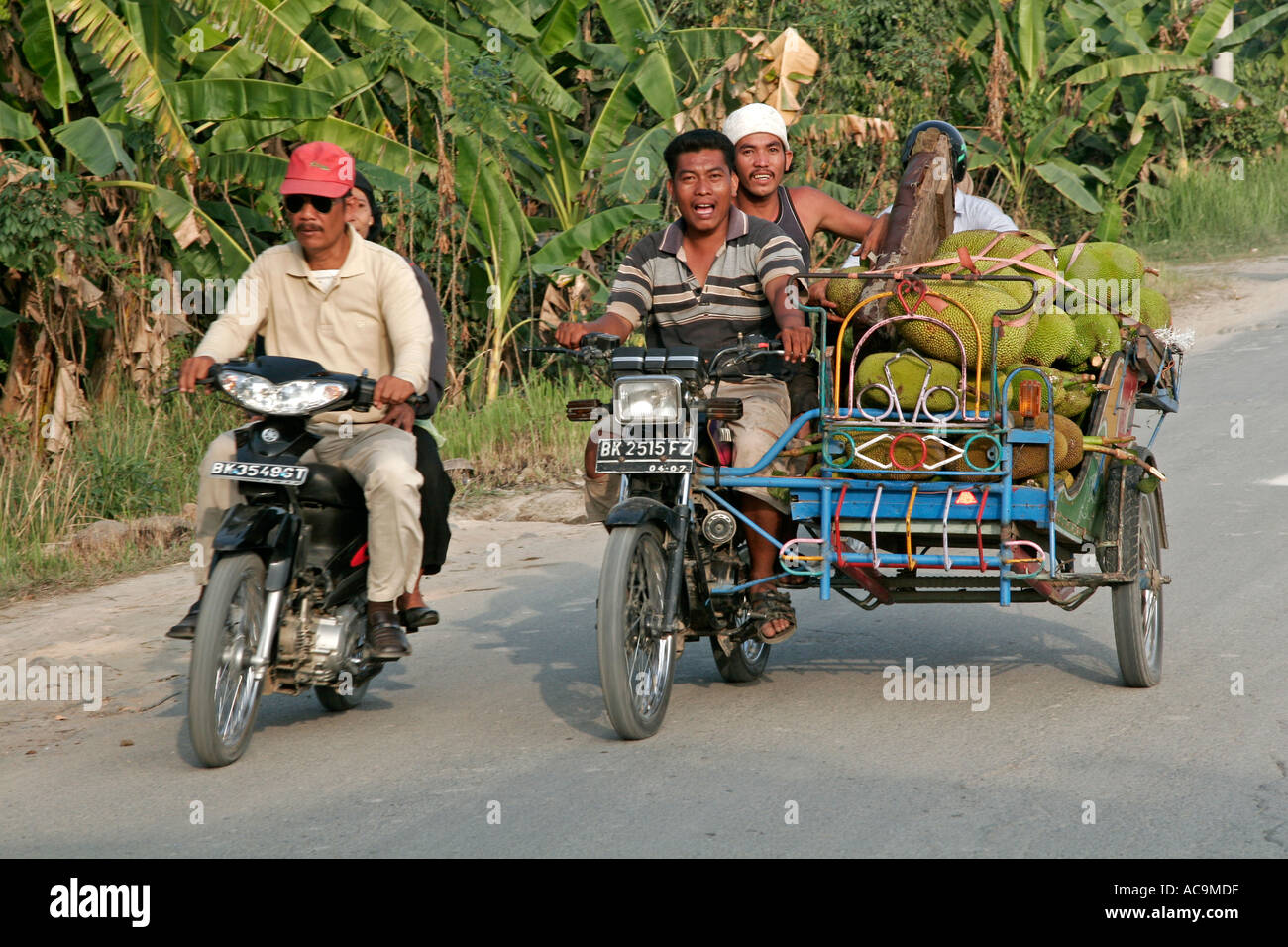 Il traffico locale a Medan Sumatra Indonesia Foto Stock