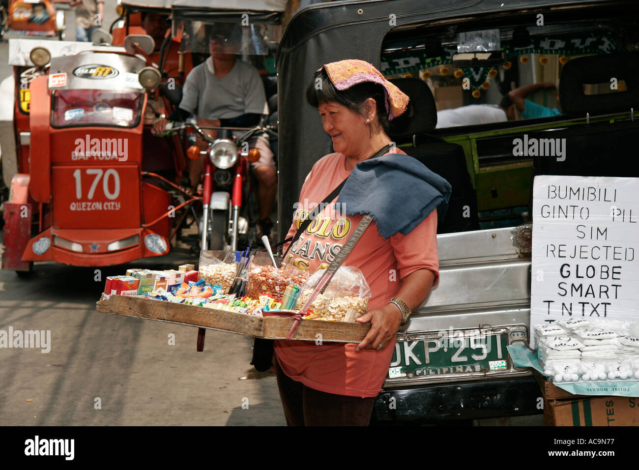 Moto taxi e venditore ambulante Guadalupe Manila Foto Stock