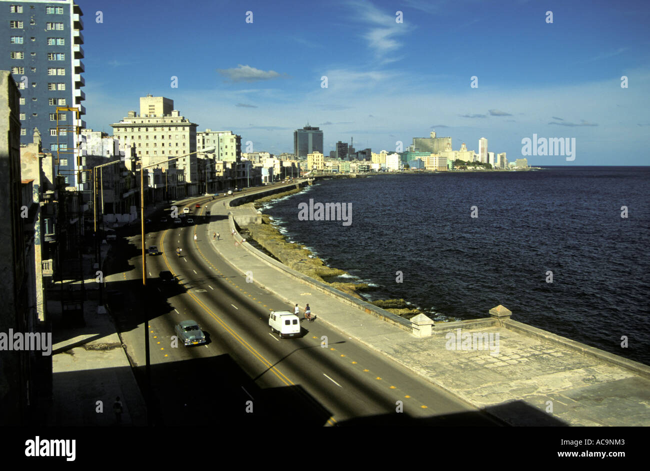 Strada deserta lungo il lungomare di Malecon, l'Avana, Cuba Foto Stock