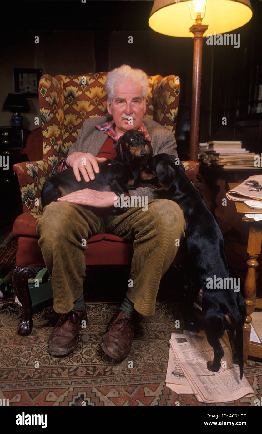 Designer di giardini, autore e piantagione Christopher Lloyd presso Great Dixter, gli interni della sua casa con i suoi Dachshunds Dogs. East Sussex Inghilterra 1990s 1995 Foto Stock
