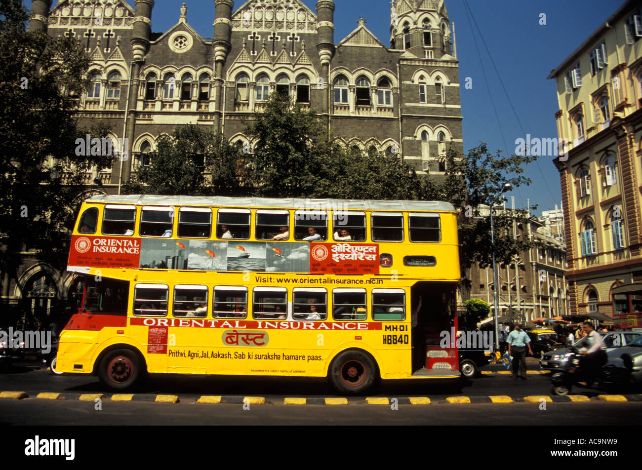 Giallo Indiano Ashok Leyland Titan autobus a due piani nel traffico, Mumbai, India del Sud 2004 Foto Stock