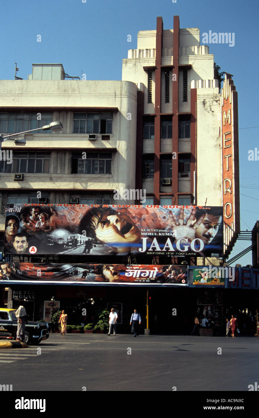 Poster per Jaago al di fuori del cinema art deco Metro, Mumbai, India Foto Stock