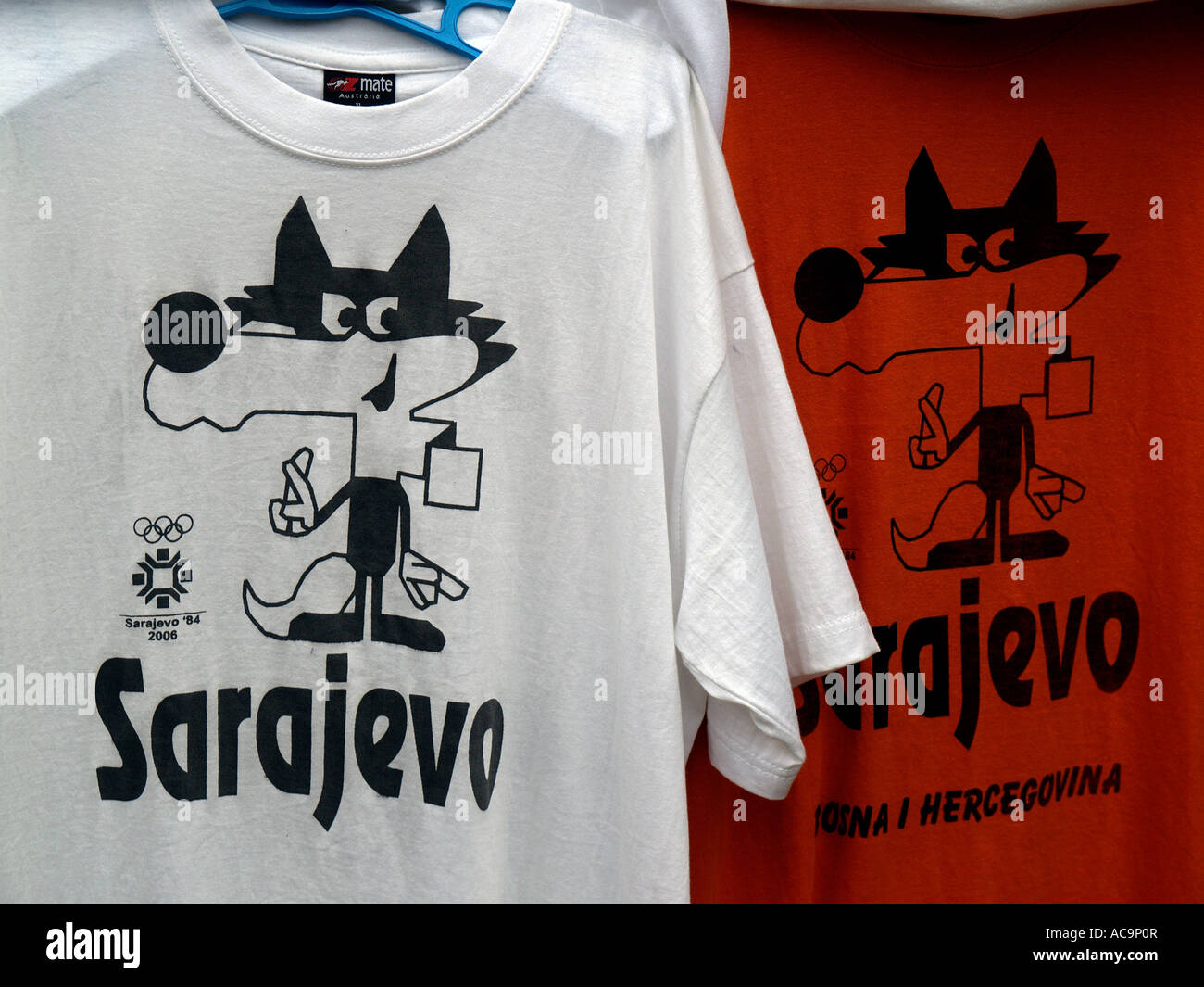 T shirt con il Sarajevo 1984 Mascotte olimpica in vendita nel negozio Bascarsija vecchio bazaar a Sarajevo, Bosnia ed Erzegovina Foto Stock