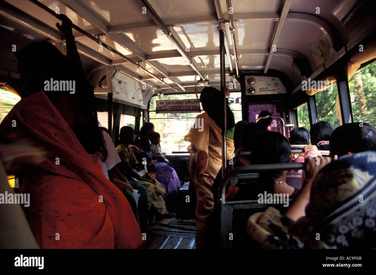 Area riservata alle donne di fronte agli autobus indiani, all'isola di Vypeen, ai Kochi, al Kerala, in India Foto Stock