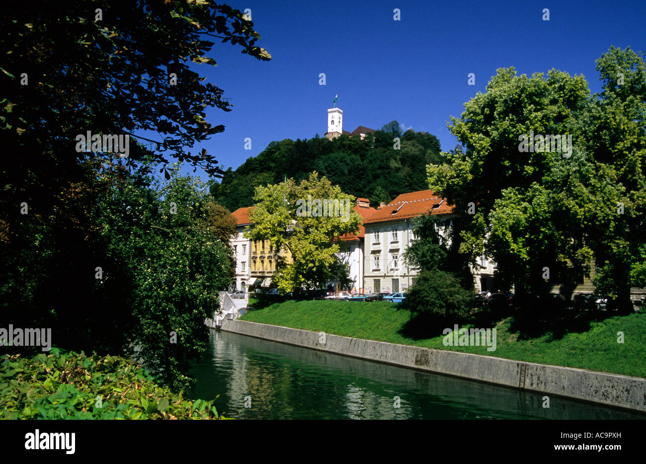 La Slovenia, una vista lungo il fiume Ljubljanica Foto Stock