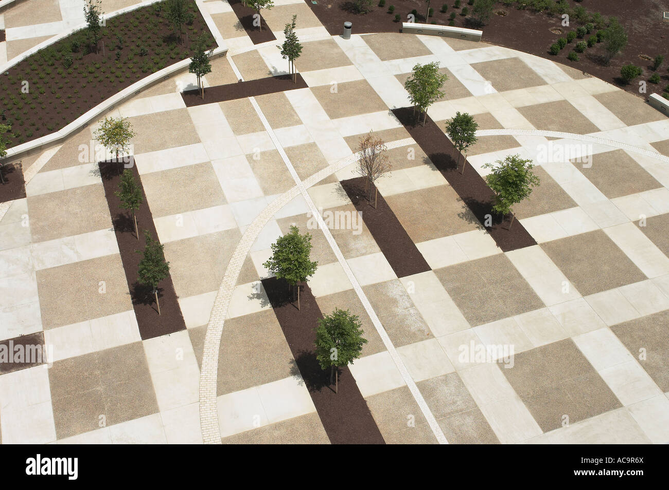 Vista aerea dell'Outdoor Business Office Plaza Common Public Area quadrata con alberi Foto Stock