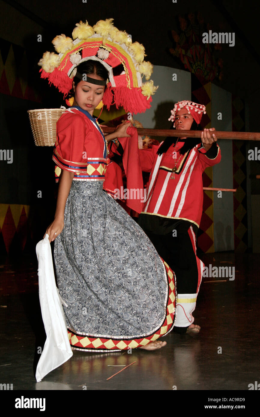 Ballerino tradizionale da sud delle Filippine a mostrare in Intramuros Manila Foto Stock