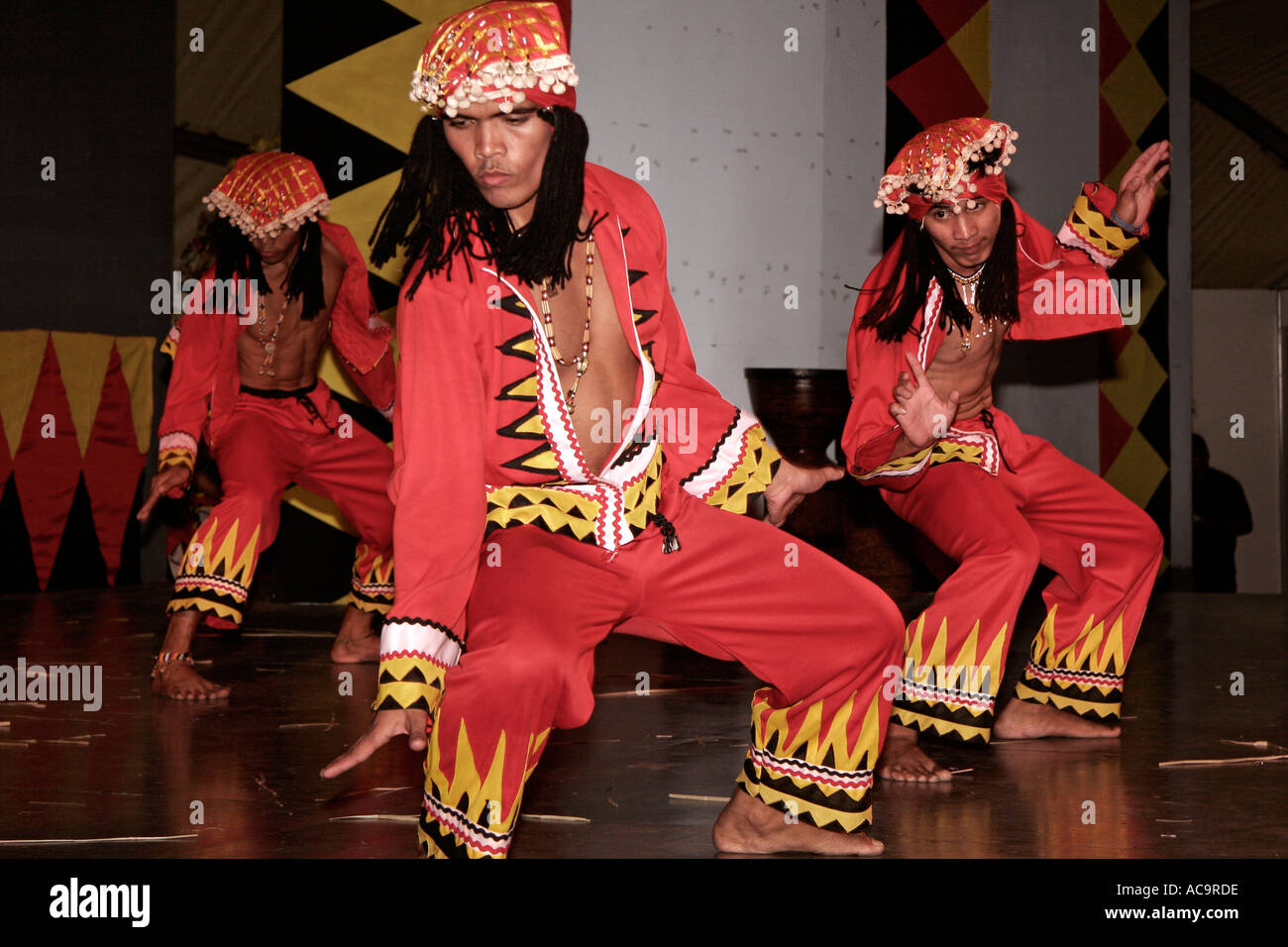 Ballerini tradizionali dalle Filippine meridionali a mostrare in Intramuros Manila Foto Stock
