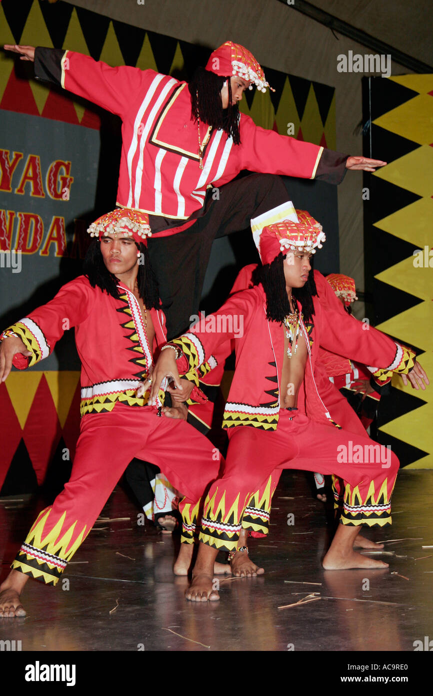 Ballerini tradizionali dalle Filippine meridionali a mostrare in Intramuros Manila Foto Stock