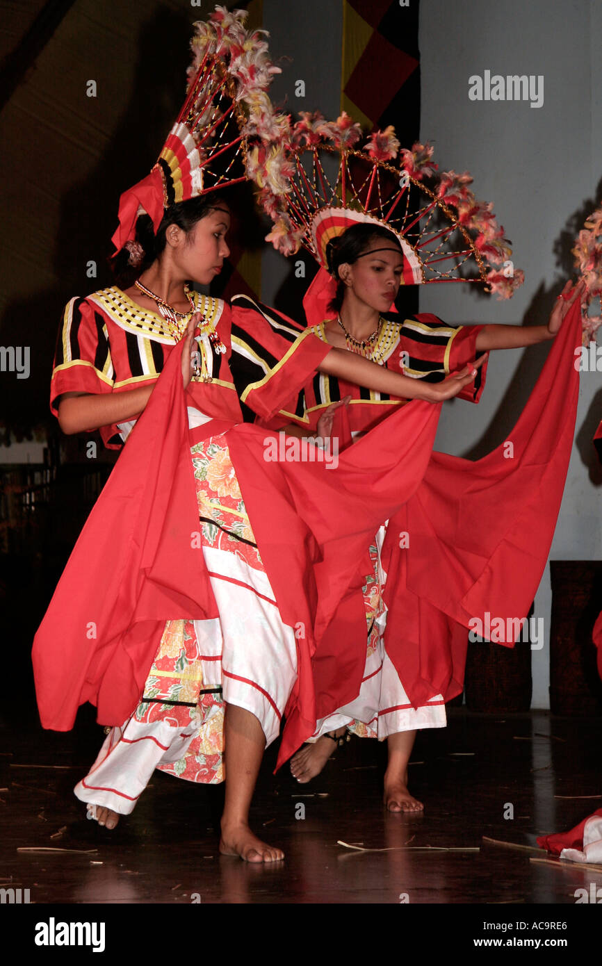 Ballerini tradizionali a spettacolo culturale in Intramuros Manila Foto Stock