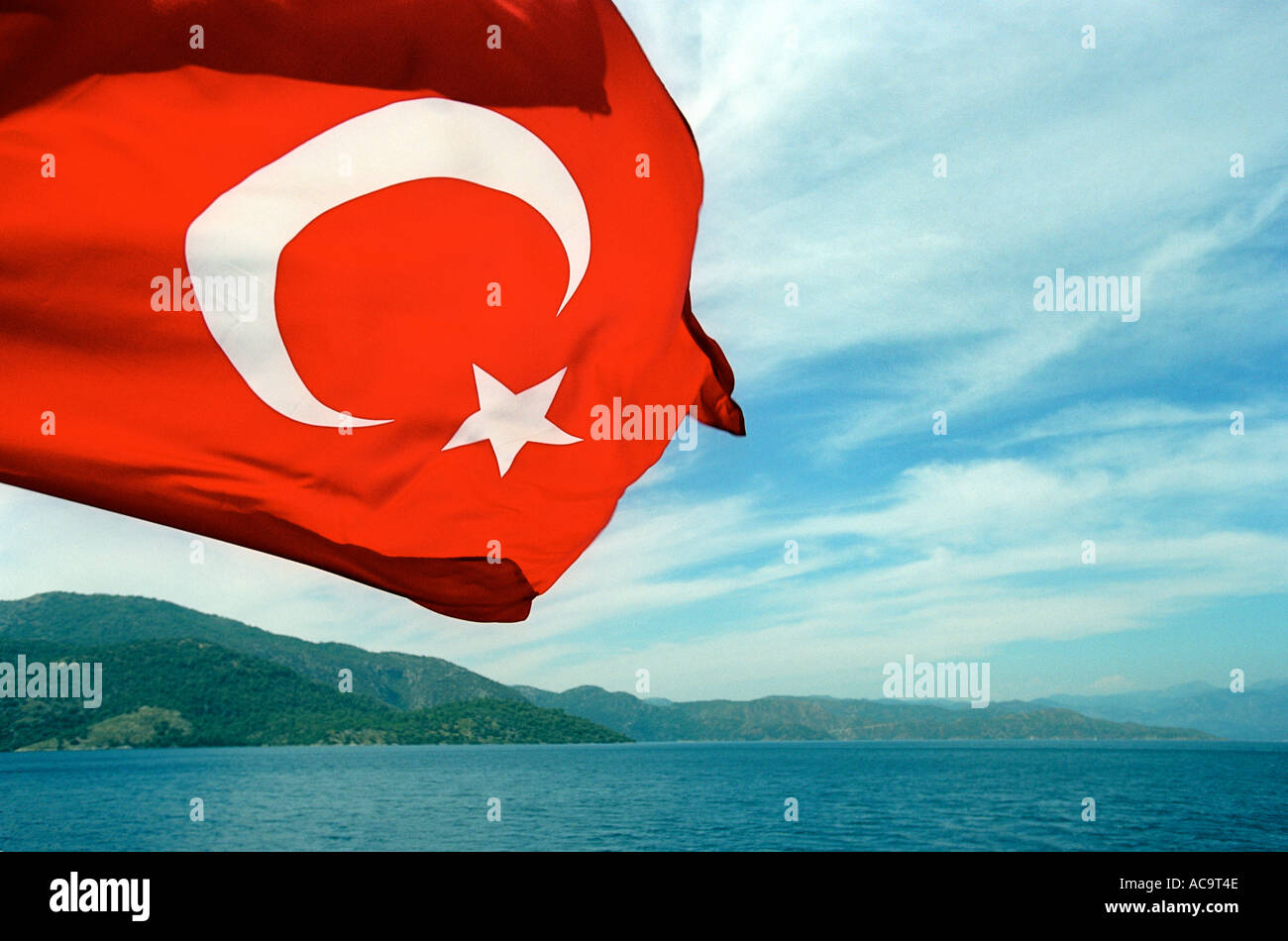 Bandiera della Turchia con la costa turca in background Foto Stock