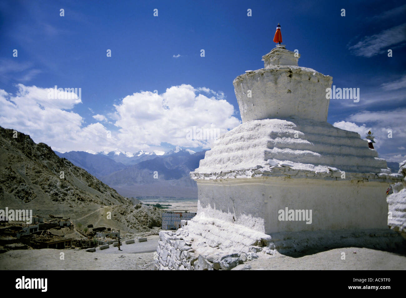 Vista da una delle pareti di un Gompa - Monastero di Leh, Ladakh, India Foto Stock